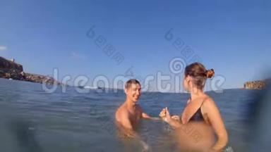 快乐的男孩和女孩在暑假在水里玩。 马耳他暑假快乐的概念